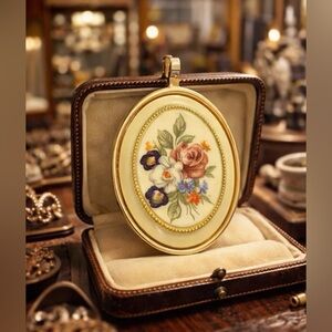 💐Vintage floral cabochon pendant 🌸 gold-tone frame + delicate bouquet detail.